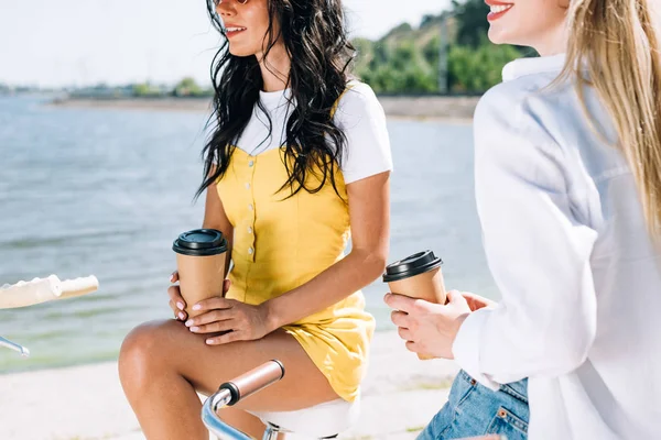 Przycięte Widok Dziewcząt Rowerach Kawą Aby Przejść Pobliżu Rzeki Lecie — Zdjęcie stockowe