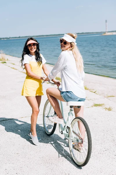 Feliz Rubia Morena Amigos Con Bicicleta Cerca Del Río Verano — Foto de Stock