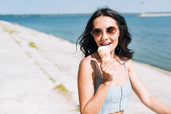 Chica Morena Feliz Comer Helado Montar Bicicleta Cerca Del Río — Foto de Stock