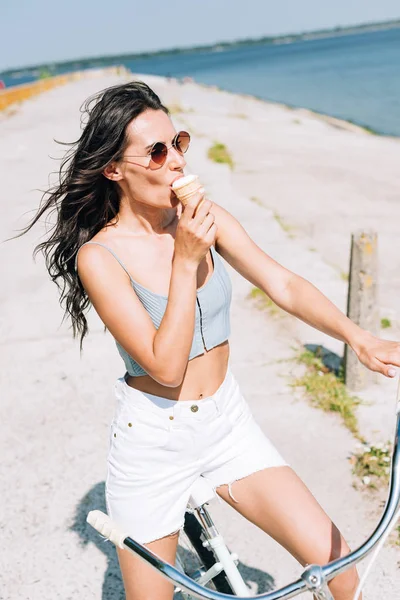Brunette Girl Eating Ice Cream Bike River Summer — Stock Photo, Image
