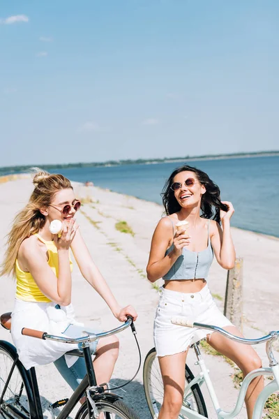 Chicas Felices Montando Bicicletas Con Helado Cerca Del Río Verano — Foto de Stock