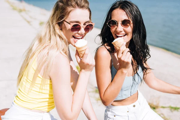 Feliz Loira Morena Meninas Comer Sorvete — Fotografia de Stock