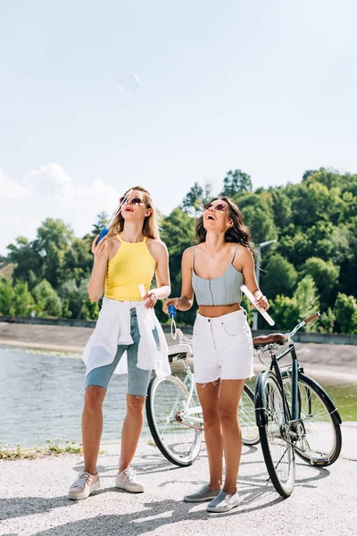 Joyeuses Filles Blondes Brunes Soufflant Des Bulles Savon Près Rivière — Photo