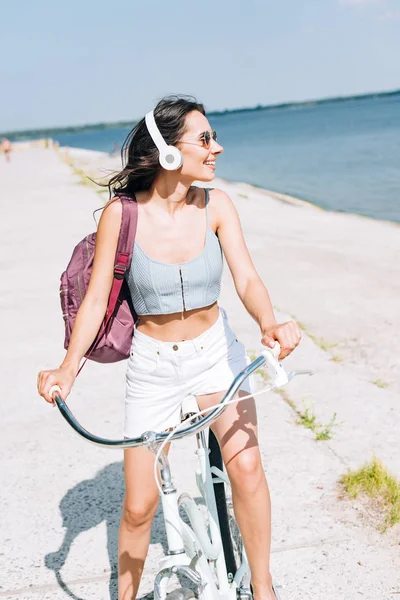 Felice Ragazza Bruna Con Zaino Bicicletta Ascoltare Musica Cuffie Vicino — Foto Stock