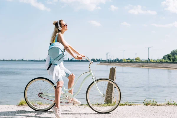 Vista Laterale Della Ragazza Con Zaino Bicicletta Ascoltare Musica Cuffie — Foto Stock