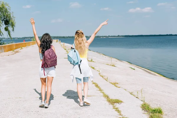 Back View Blonde Brunette Girls Walking Backpacks Hands Air River — Stock Photo, Image