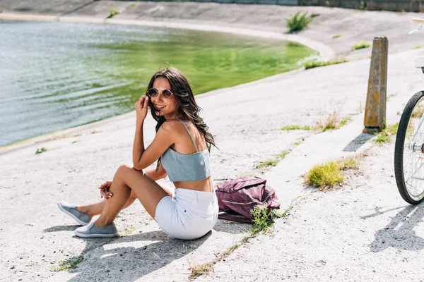 Jolie Fille Brune Avec Vélo Assis Près Rivière Été — Photo