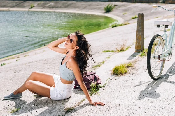 Morena Chica Con Bicicleta Sentado Cerca Del Río Verano — Foto de Stock