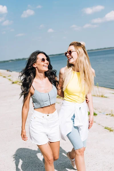 Happy Girls Walking River Summer — Stock Photo, Image