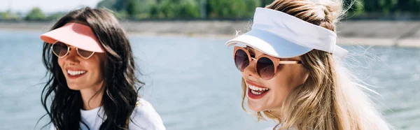 Panoramatický Záběr Šťastné Blondýny Bruneté Dívky Slunečních Brýlích Řeky — Stock fotografie