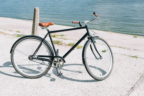 Ποδήλατο Κοντά Στη Γαλάζια Λίμνη Καλοκαίρι Στη Λιακάδα — Φωτογραφία Αρχείου