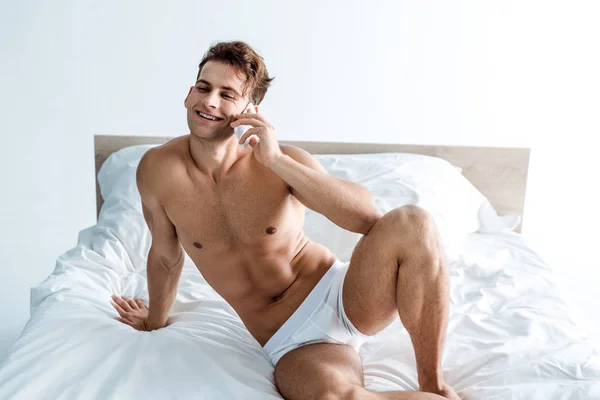 Glücklicher Und Hemdsloser Mann Der Bett Mit Dem Smartphone Spricht — Stockfoto