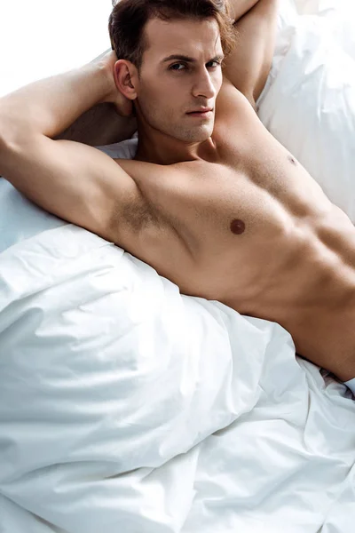 Genç Yakışıklı Seksi Adam Yatakta Yatan Kameraya Bakarak — Stok fotoğraf