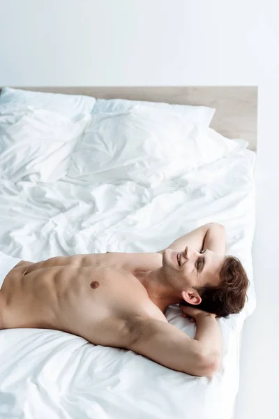 Sexy Jovem Homem Sorrindo Enquanto Deitado Cama — Fotografia de Stock
