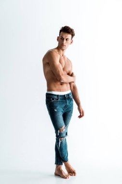 beyaz üzerinde dururken el dokunmadan kot seksi adam 