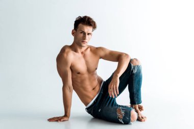 yalınayak beyaz oturan seksi genç adam 