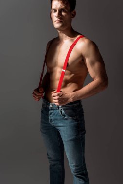 gömleksiz adam gri izole kırmızı askıları dokunmadan  