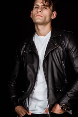 siyah izole ceplerinde elleri ile duran deri ceket şık adam 