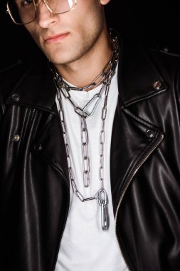 siyah izole boyun zincirleri ile gözlük adam kırpılmış görünümü 