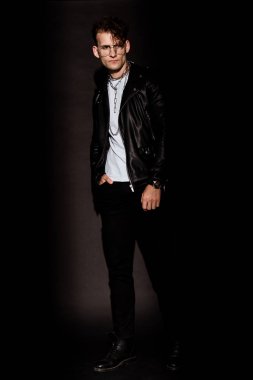 boyun siyah ayakta metalik zincirleri ile şık adam 