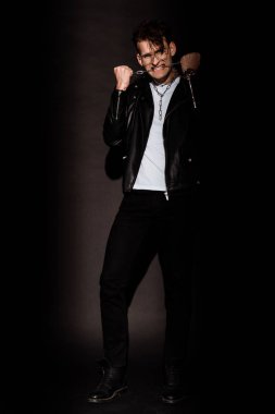 duygusal adam metalik zincirleri ısırma ve siyah üzerinde duran 