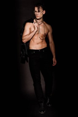 siyah deri ceket tutan gözlük seksi adam 