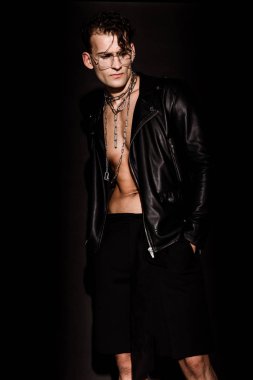 gözlük ve deri ceket siyah ceplerinde elleri ile ayakta seksi adam 