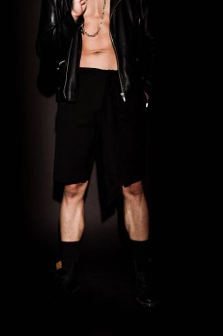 siyah ayakta deri ceket seksi adam kırpılmış görünümü 
