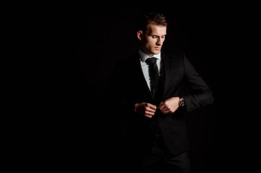 siyah izole resmi aşınma dokunmadan emin adam 