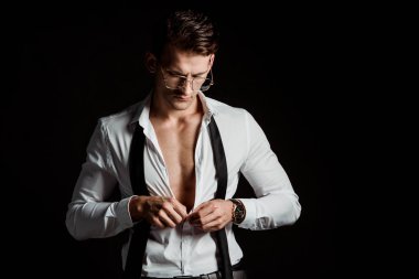 gözlük yakışıklı işadamı ve resmi giyim siyah izole soyunma 