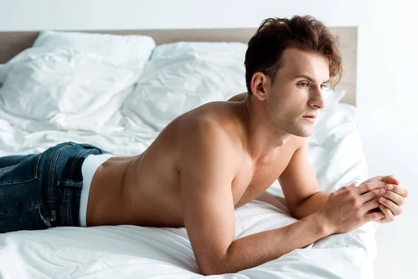 Sexig Ung Man Blå Jeans Liggande Sängen Hemma — Stockfoto