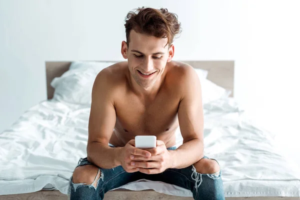 Vrolijke Man Jeans Met Smartphone Slaapkamer — Stockfoto