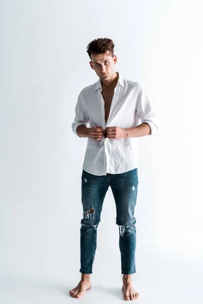 Bonito Homem Azul Jeans Tocar Camisa Enquanto Despir Branco — Fotografia de Stock