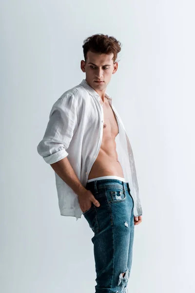 Sexy Man Blauwe Jeans Shirt Staand Met Hand Zak Wit — Stockfoto