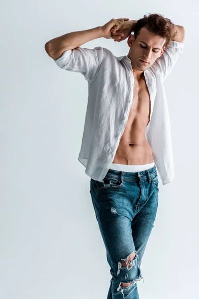 Homme Sexy Jeans Bleus Chemise Debout Isolé Sur Blanc — Photo