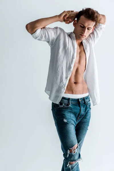 Sexy Hombre Azul Jeans Camisa Pie Aislado Blanco — Foto de Stock