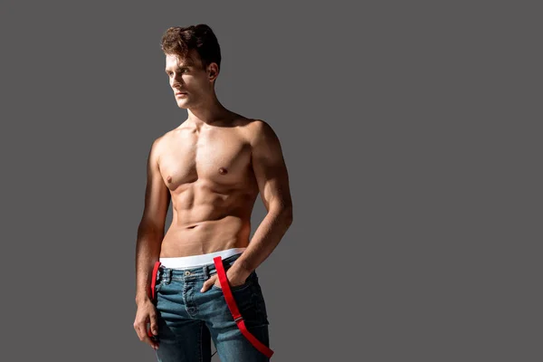 Sexy Man Blauwe Jeans Staande Met Hand Zak Geïsoleerd Grijs — Stockfoto