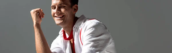 Щасливий Молодий Чоловік Білій Сорочці Посміхається Ізольовано Сірому — стокове фото
