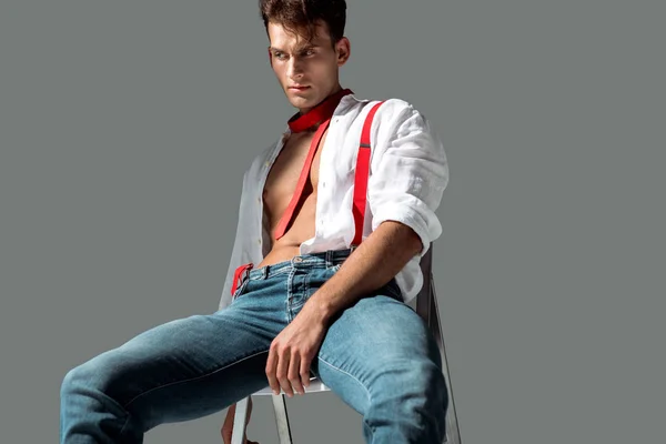 Horký Mladý Muž Bílou Košilí Sedící Židli Šedé — Stock fotografie