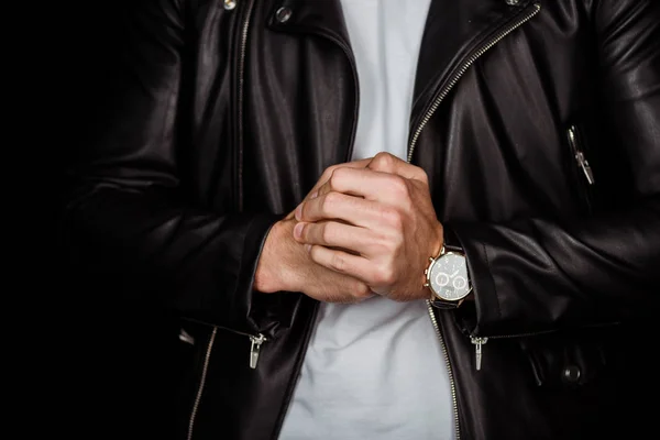 Обрезанный Вид Стильного Молодого Человека Кожаной Куртке Сжатыми Руками Изолированными — стоковое фото