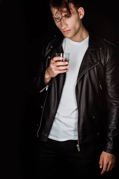 Hombre Moda Sosteniendo Vidrio Con Whisky Aislado Negro —  Fotos de Stock