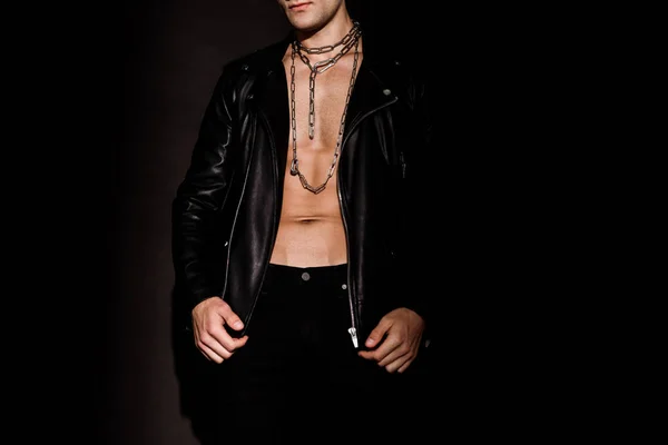 Обрезанный Вид Сексуального Мужчины Кожаной Куртке Цепями Шее Стоя Черном — стоковое фото
