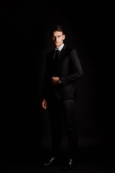 黒で孤立したスーツを着たハンサムなビジネスマン — ストック写真