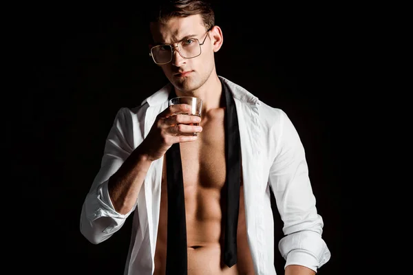 Sexy Uomo Bicchieri Vestito Tenendo Vetro Con Whisky Isolato Nero — Foto Stock