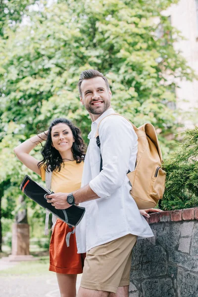 Hombre Barbudo Feliz Sosteniendo Mapa Cerca Mujer Alegre — Foto de Stock