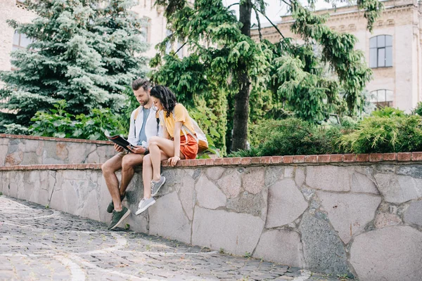 Hombre Mujer Barbudos Sentados Mirando Mapa Cerca Los Árboles — Foto de Stock