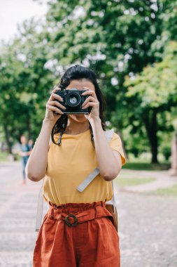 dijital fotoğraf makinesinde fotoğraf çekerken kadın kaplama yüzü 