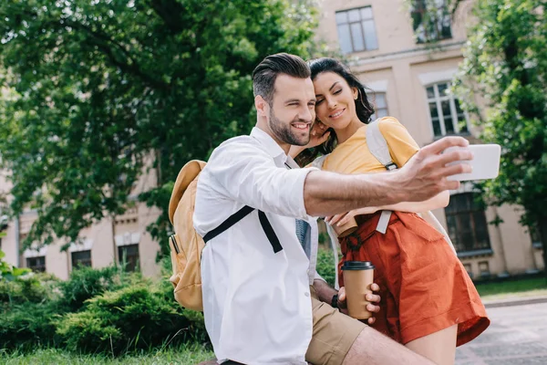 Selective Focus Happy Man Talking Selfie Attractive Woman Building — Stock Photo, Image