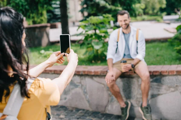 Selektywne Skupienie Dziewczyny Trzyma Smartphone Pustym Ekranem Pobliżu Człowieka — Zdjęcie stockowe