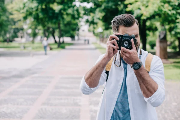 Homem Cobrindo Rosto Enquanto Tira Foto Câmera Digital — Fotografia de Stock